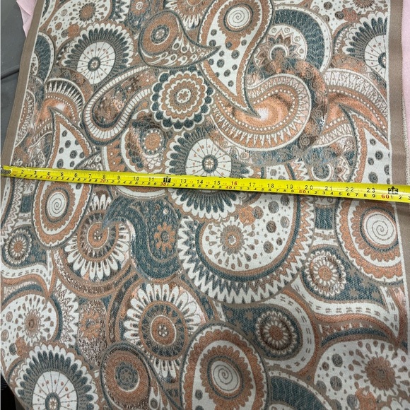 Elegant Paisley Scarf in Neutral Hues - Picture 7 of 7